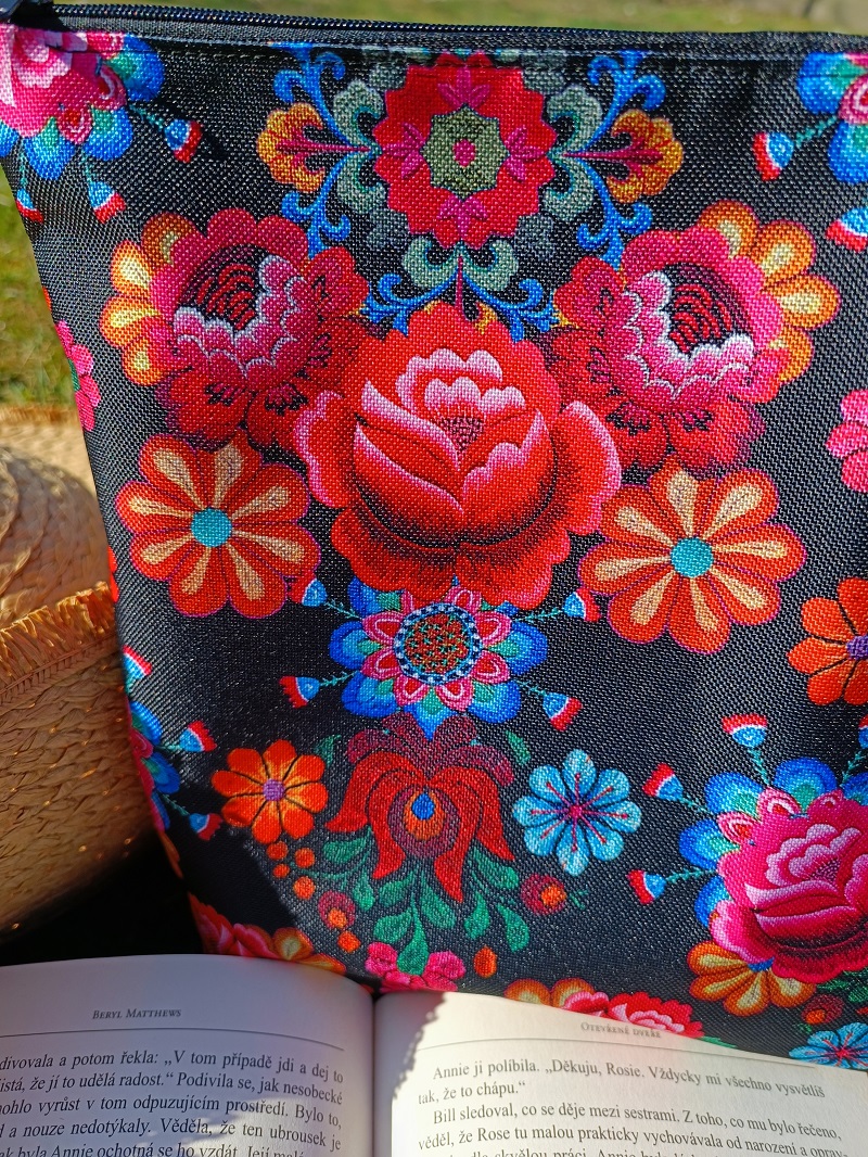 Kosmetická taštička - folklór na černé